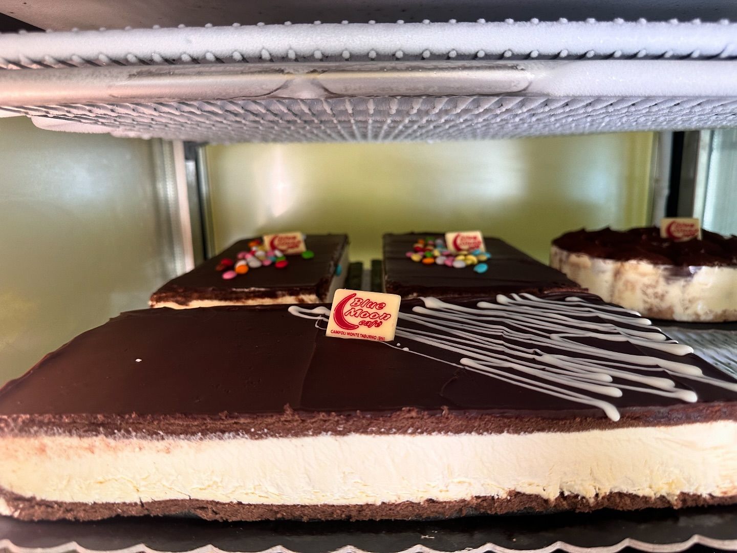 Tre fette di torta sono in frigorifero.