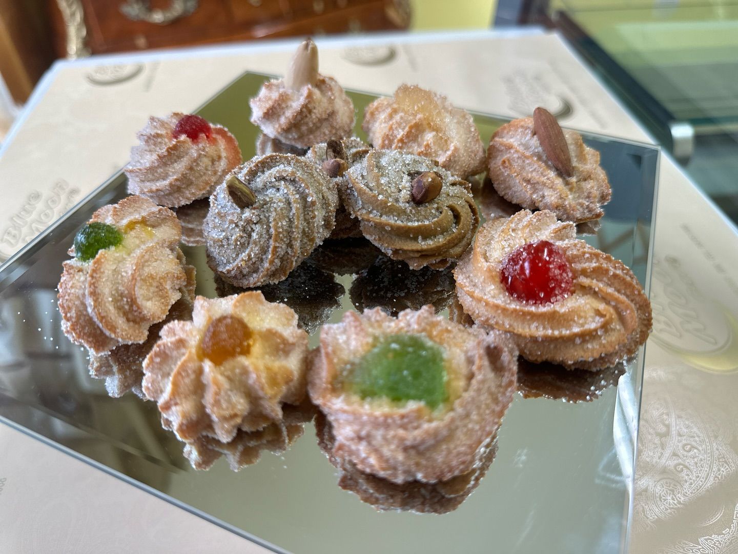 Un primo piano di un piatto di biscotti su un tavolo.