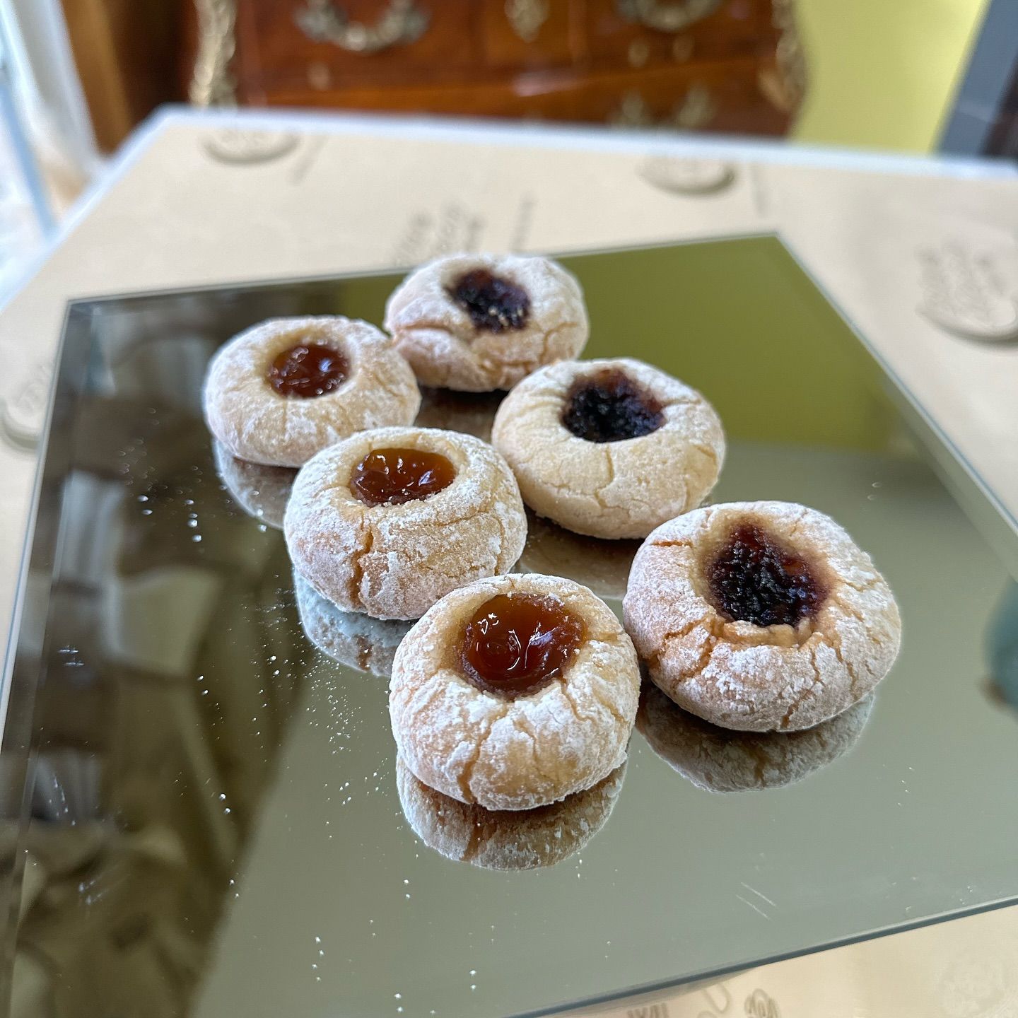 Un piatto di biscotti con la marmellata dentro su un tavolo