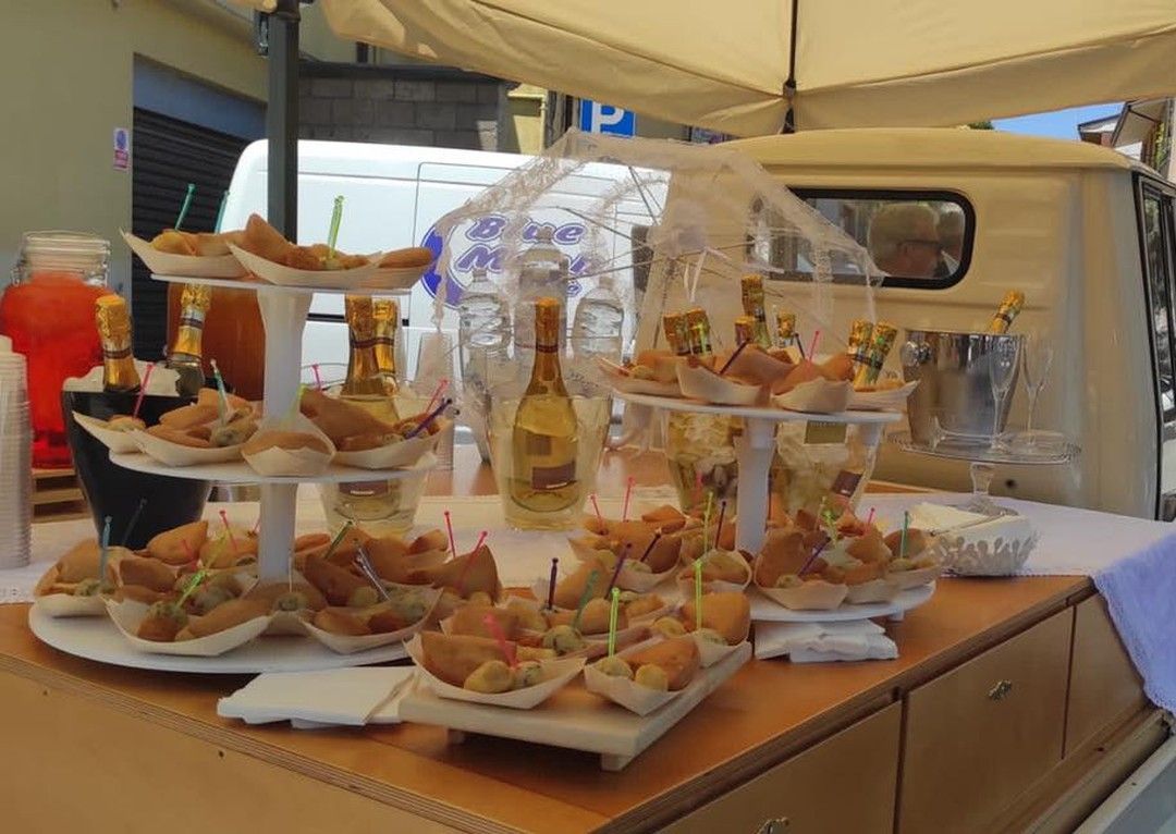 Un tavolo con un mucchio di cibo sopra