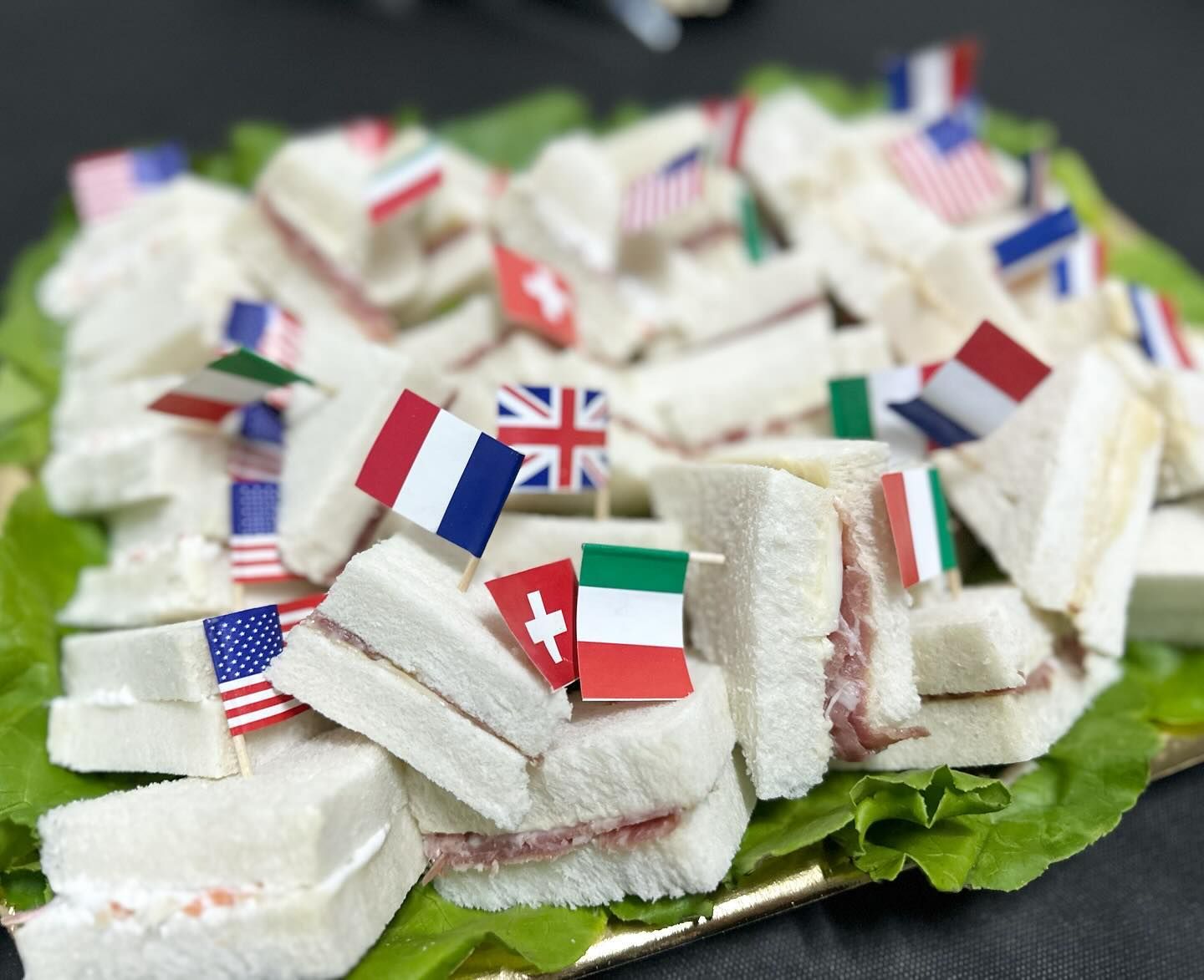 Un mucchio di panini con sopra delle bandiere