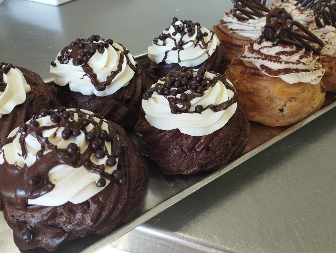 Un vassoio di cupcakes al cioccolato con panna montata sopra