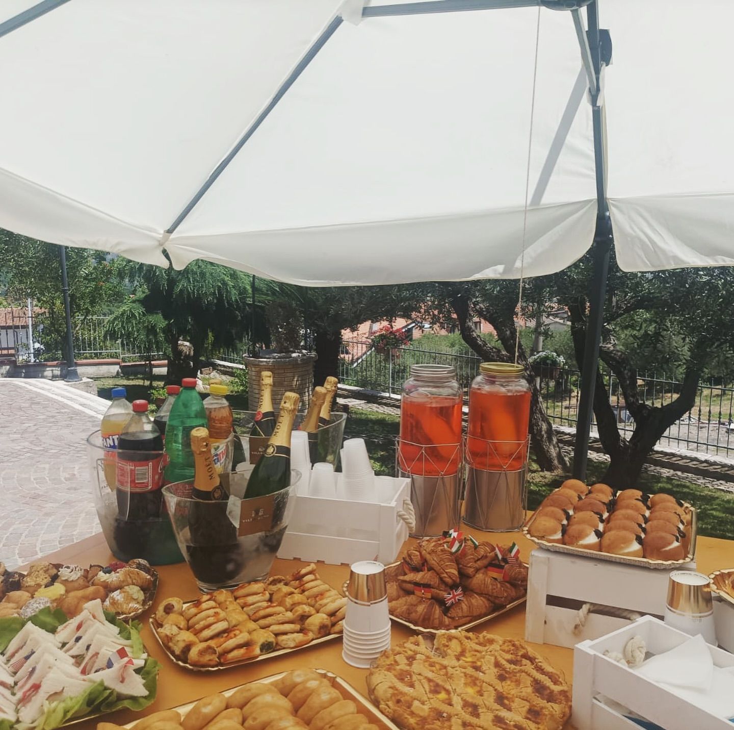 Un tavolo pieno di cibo e bevande, tra cui una bottiglia di coca cola