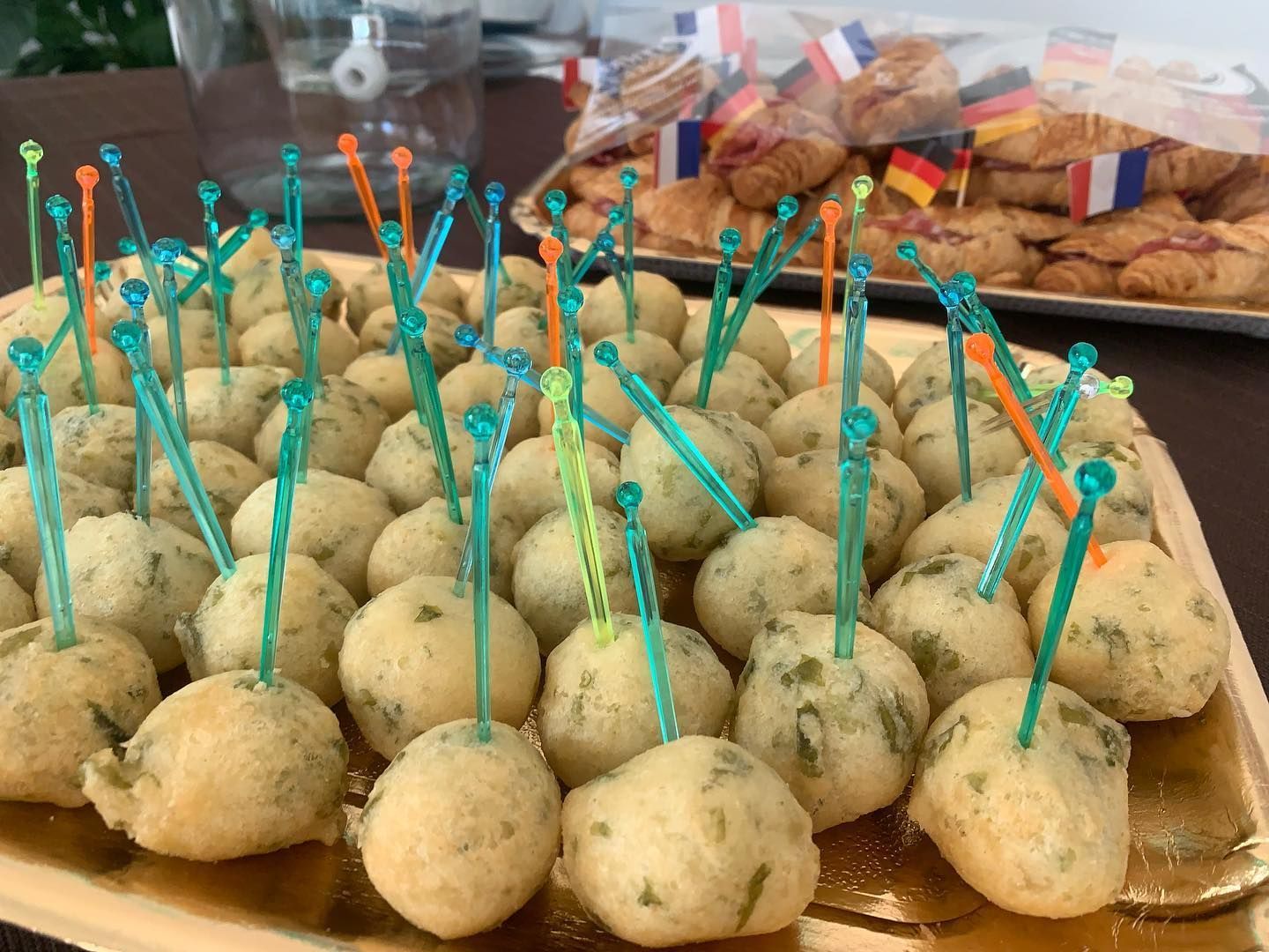 Un vassoio di cibo con degli stuzzicadenti dentro su un tavolo.