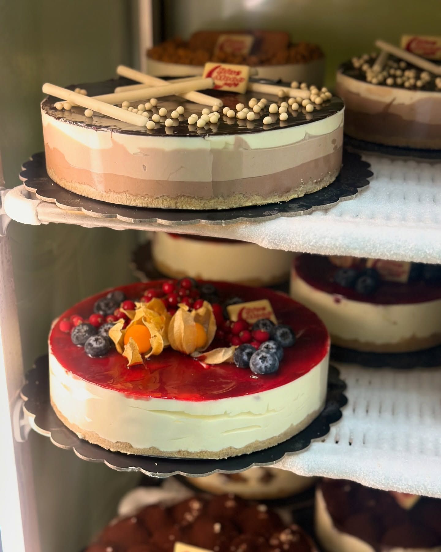 Un mucchio di torte sono appoggiate una sopra l'altra su uno scaffale