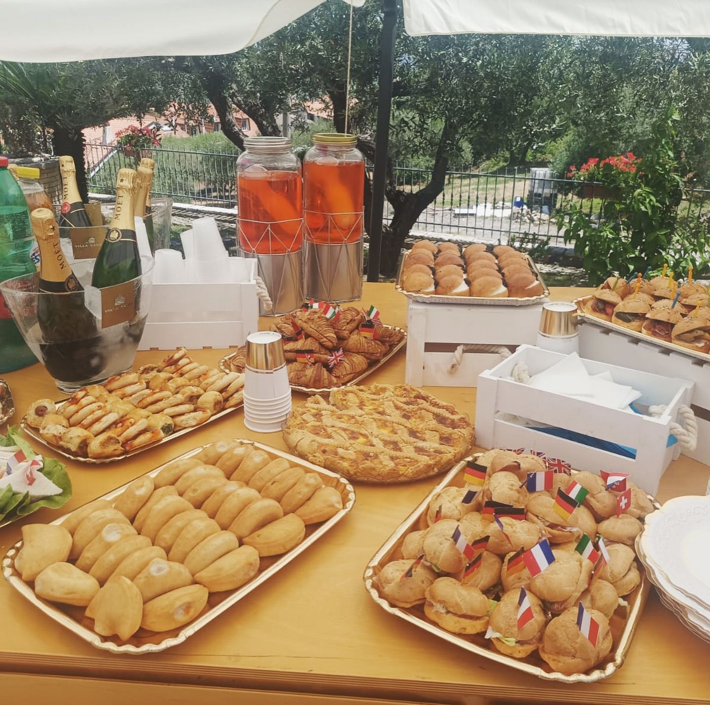 Un tavolo pieno di una varietà di cibo e bevande
