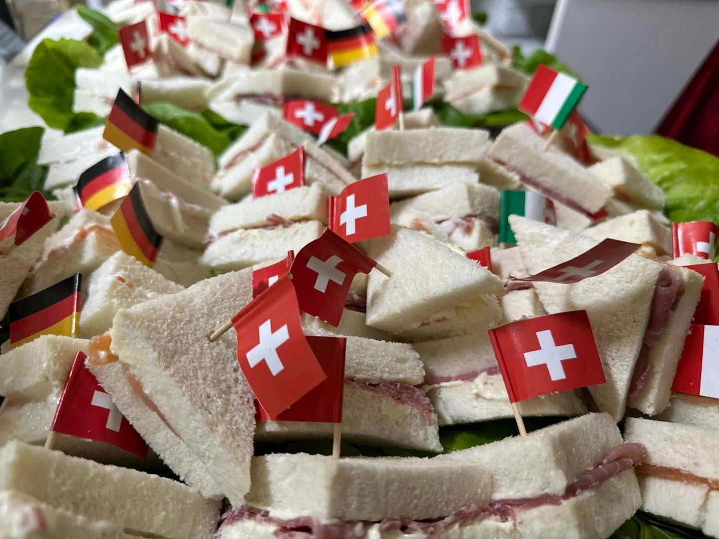 Un mucchio di panini con sopra delle piccole bandierine