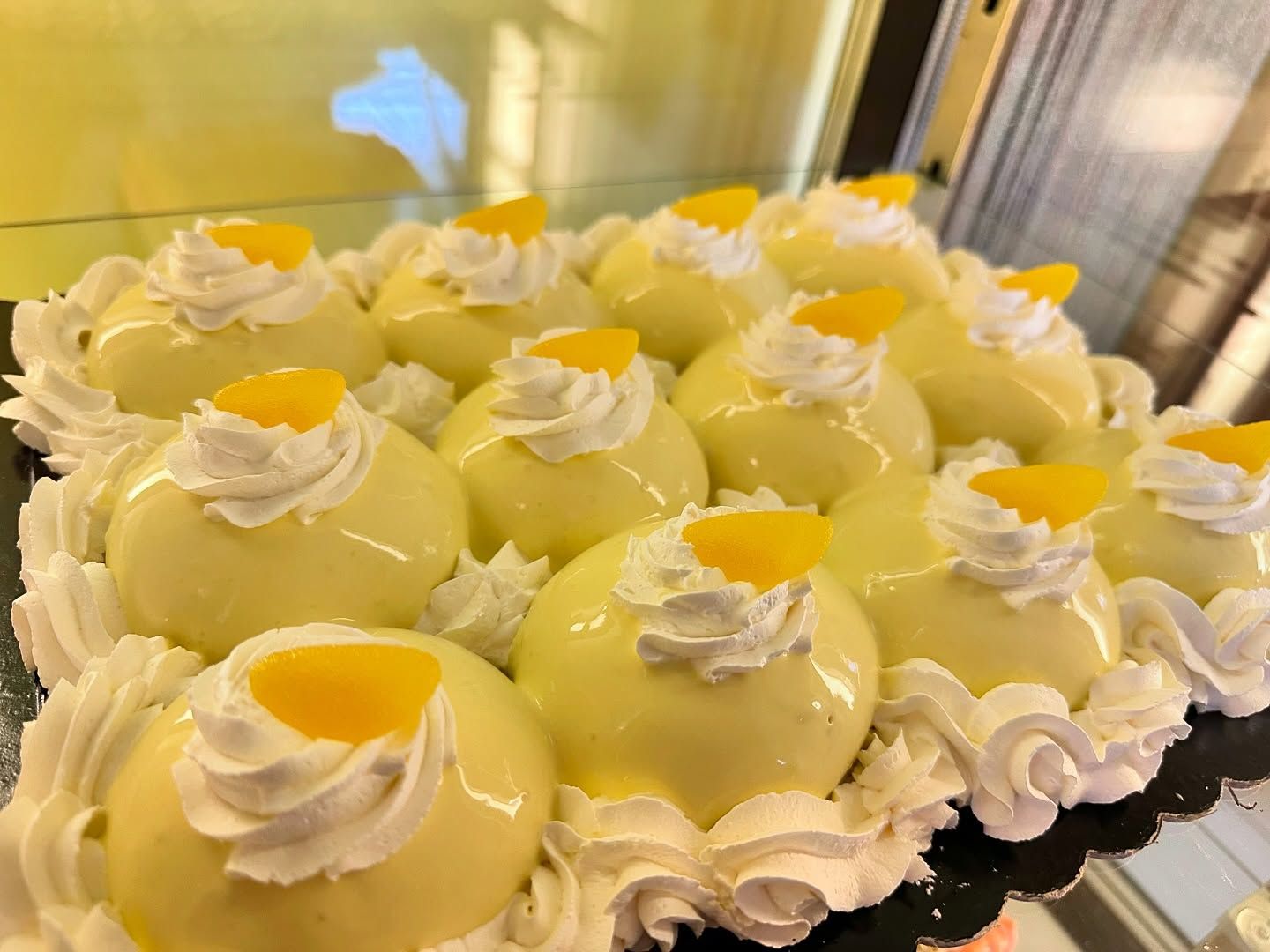 Un mucchio di cupcakes con panna montata sopra