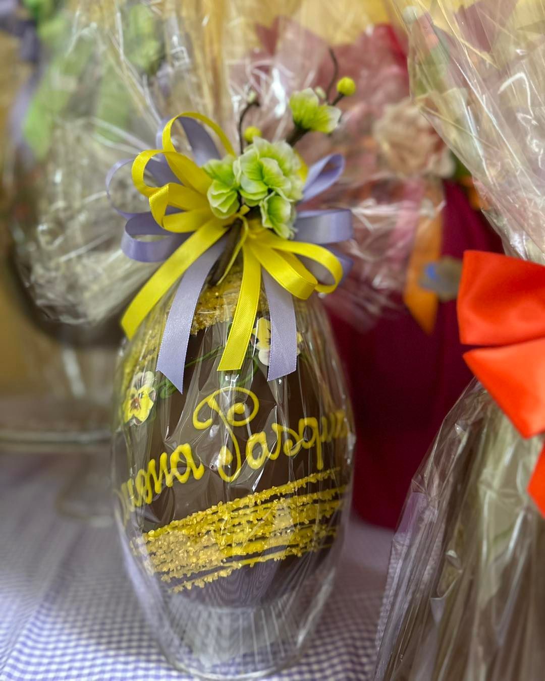 Un uovo di Pasqua di cioccolato con il nome Emma sopra