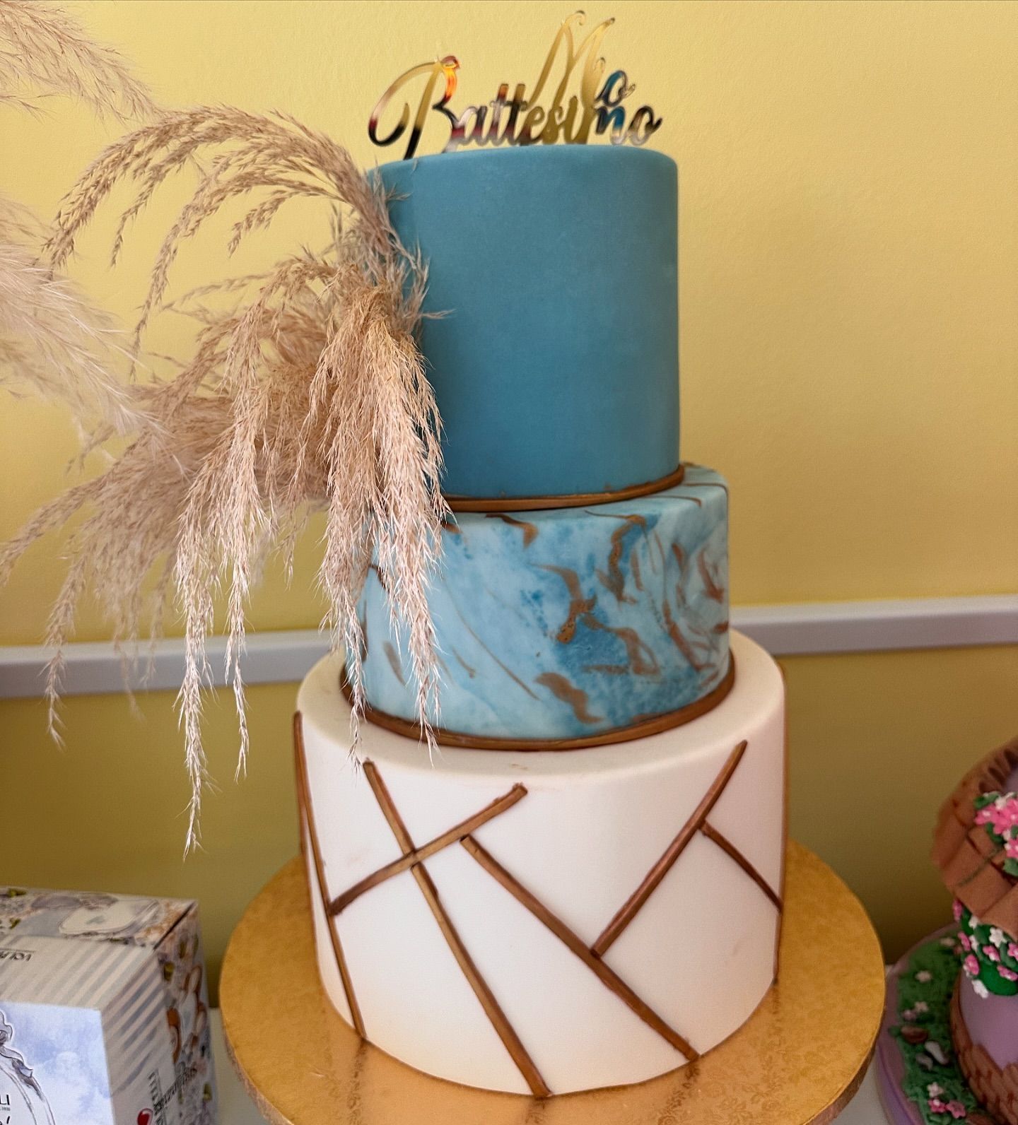 Una torta blu e bianca con la parola britt sopra