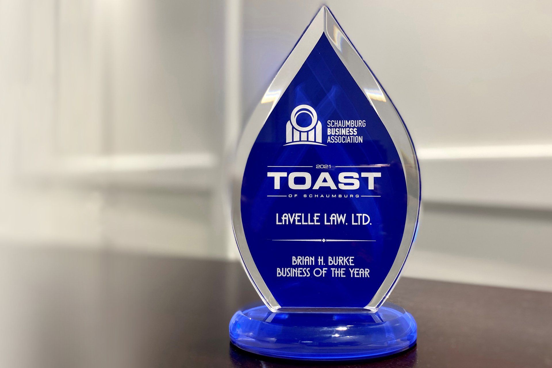 A blue trophy with the word toast on it