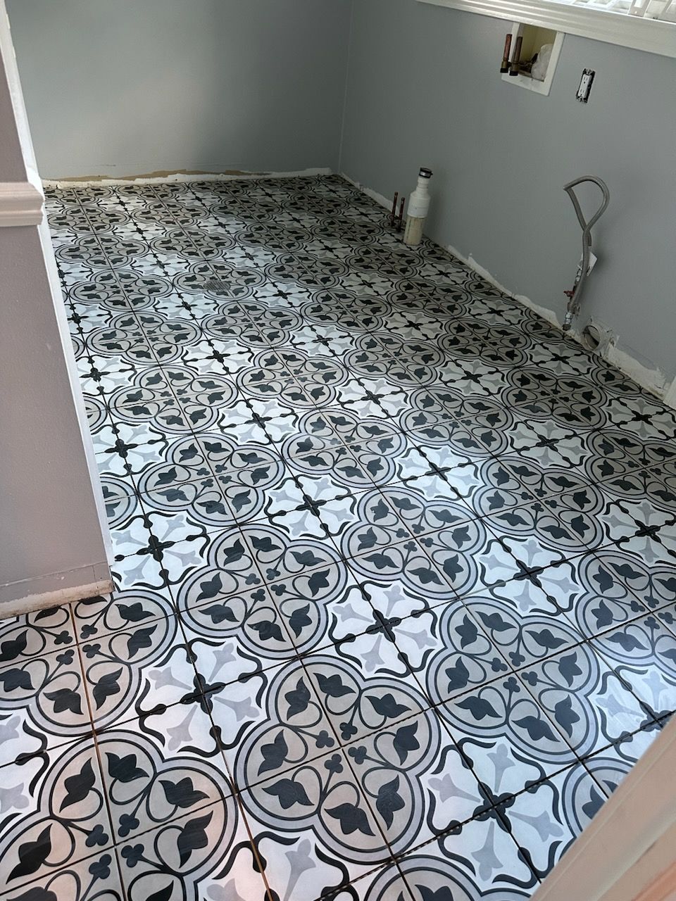 A black and white tile floor in a room.