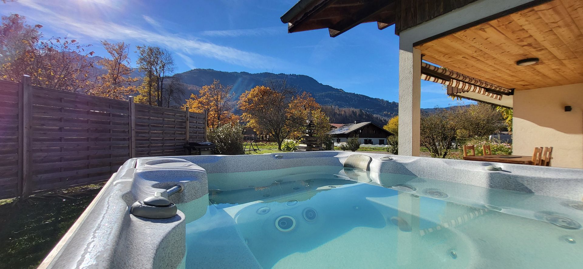 Jacuzzi/spa dédié pour la Suite Aval du Chalet