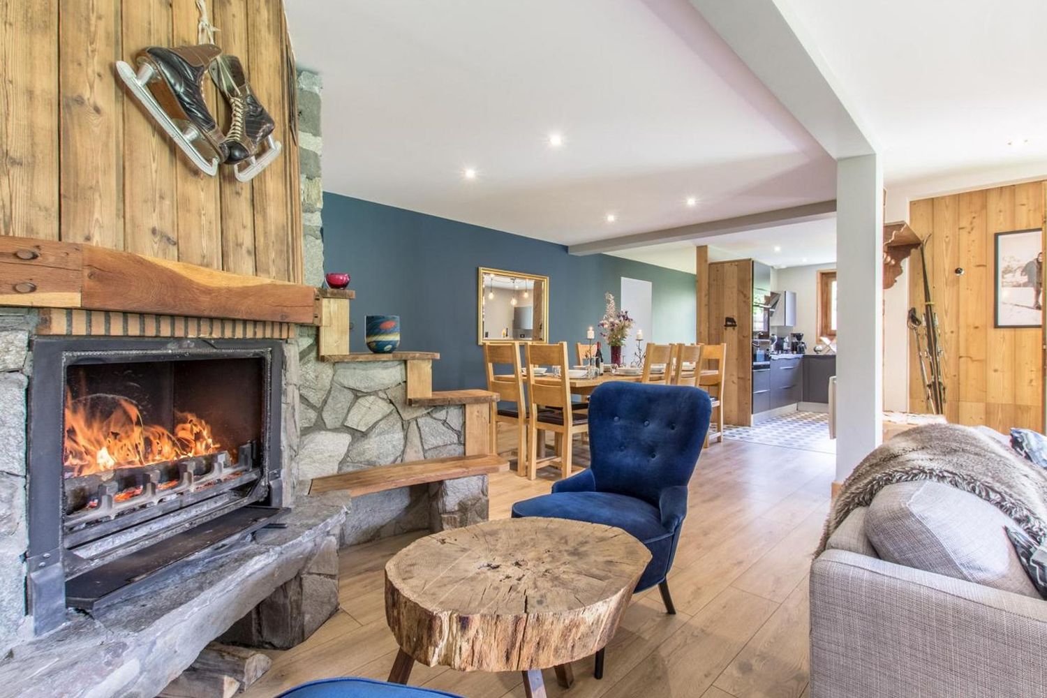 Foyer de cheminée ouvert sur salon du chalet, suite Aval.