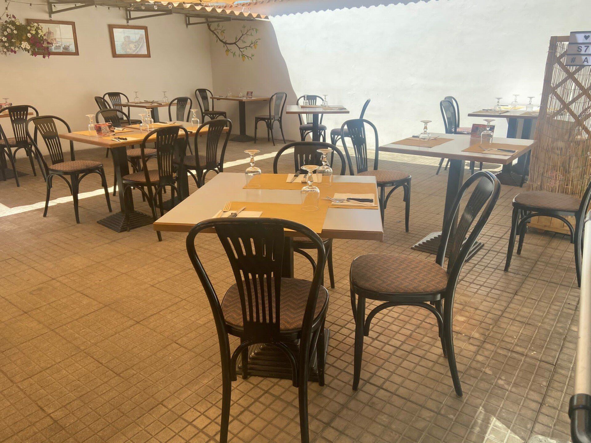 Un ristorante con tavoli e sedie all'aperto su un patio