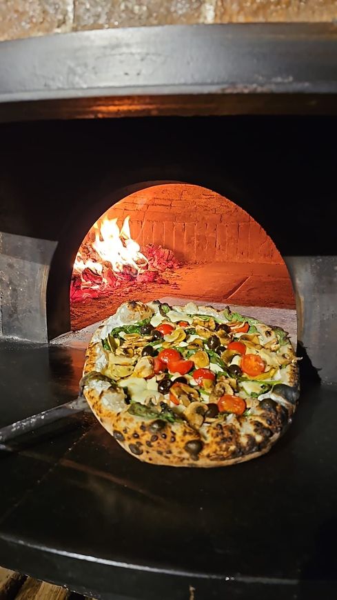 Pizza in houtoven 