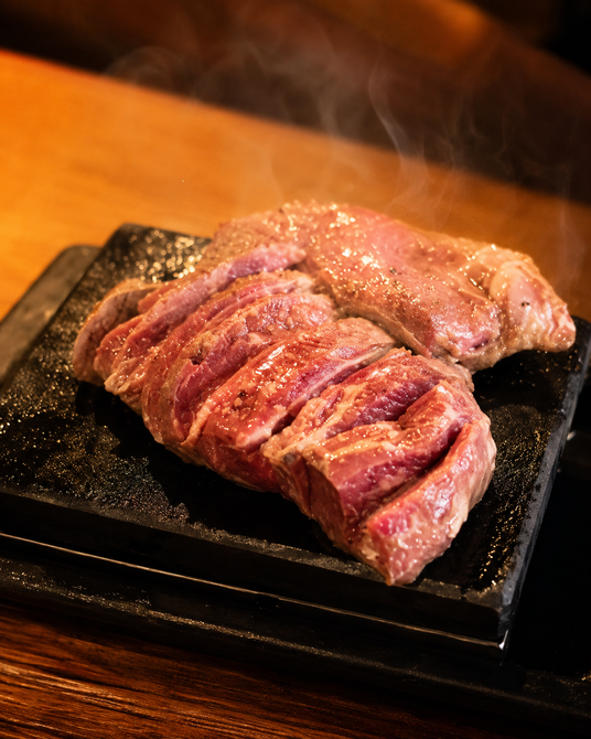 Bife grelhado em uma frigideira de ferro fundido bem quente, selando com vapor e com as bordas douradas.