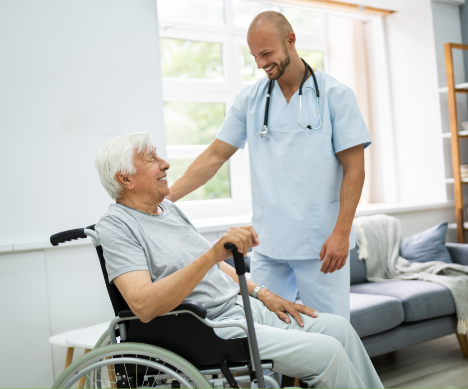 Un medico visita un paziente sorridente in sedia a rotelle in un luminoso soggiorno.