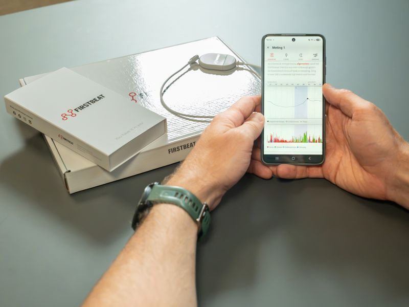 Medewerker Revital begeleidt een deelnemer tijdens een VR-sessie