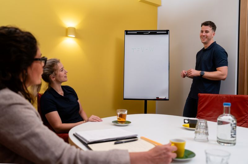 3 personen in een integraal overleg bij Revital Fysio | Werk | Fit