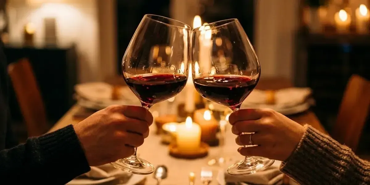 Brinde com duas taças de vinho tinto durante um jantar, um hábito clássico que, com moderação, promove a saúde no estilo de vida italiano e longevidade.