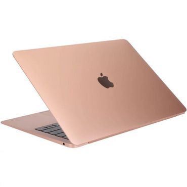 MacBook color oro rosa abierto en ángulo, mostrando el logotipo de Apple en la tapa.