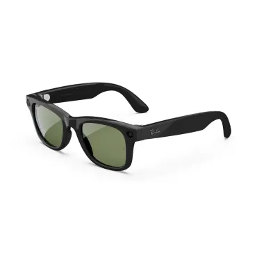 Gafas de sol negras con lentes tintadas de verde sobre un fondo blanco.