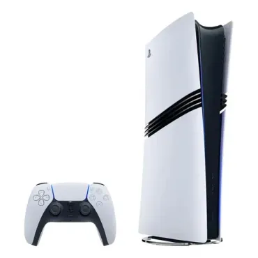 Consola PlayStation 5 blanca y mando DualSense sobre un fondo blanco.