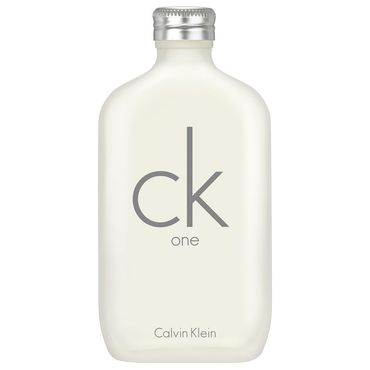 Frasco de perfume Calvin Klein CK One, blanco esmerilado con tapón plateado sobre fondo liso.