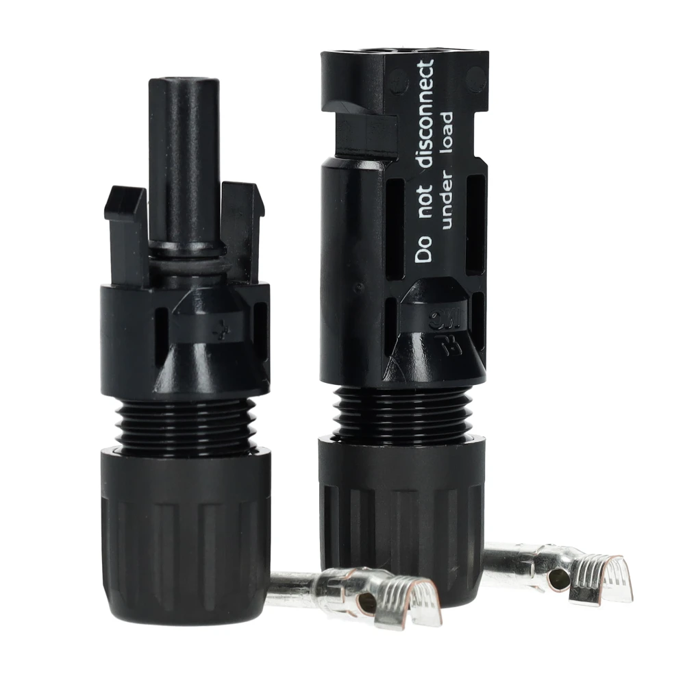 Twee zwarte plastic elektrische connectoren met schroefdraad en blootliggende draadjes op een witte achtergrond.