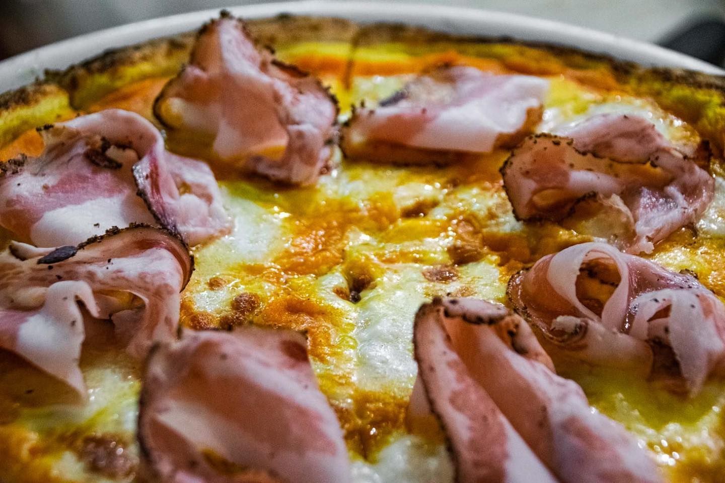 Pizza al salame piccante con formaggio fuso e crosta dorata