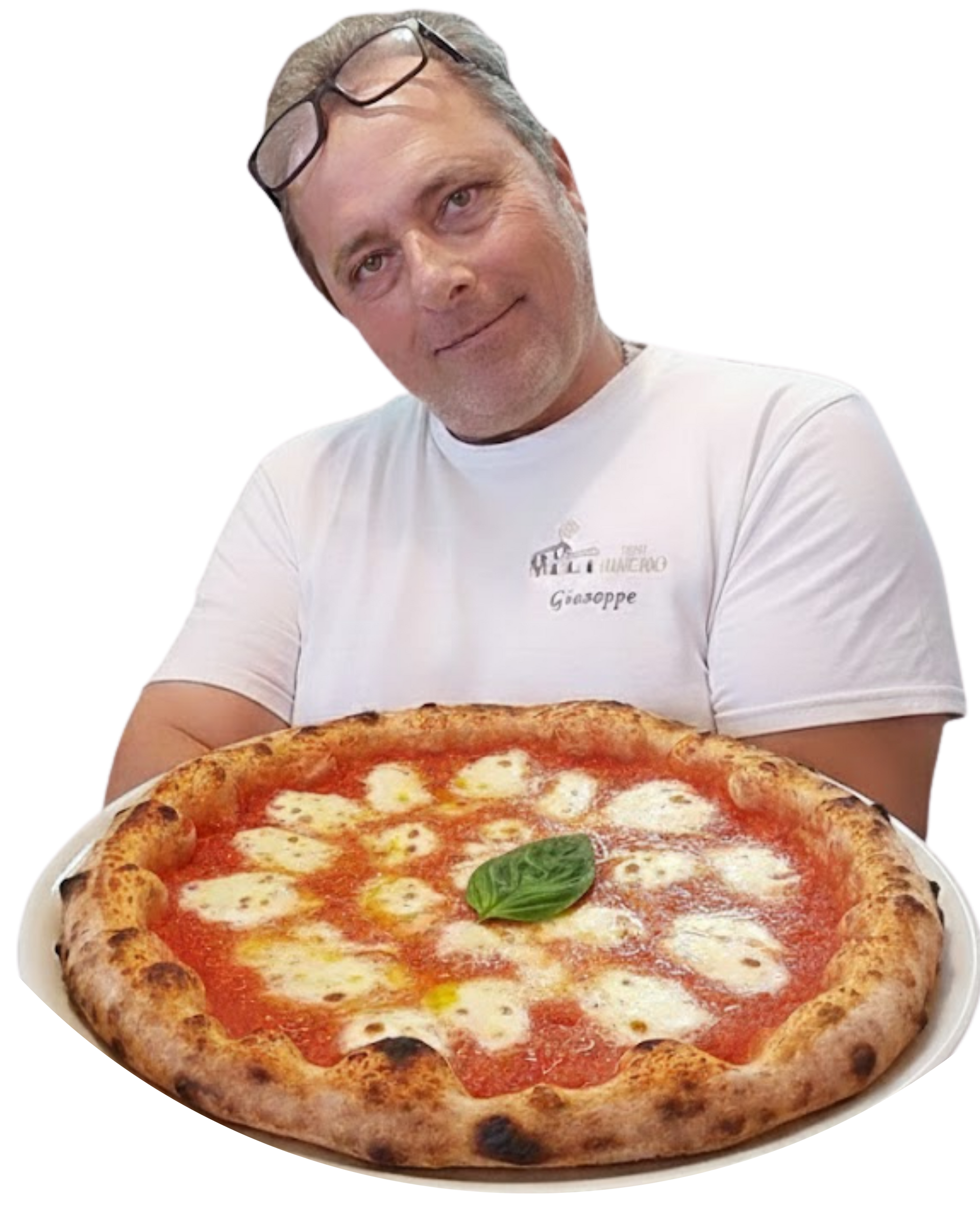Uomo che tiene in mano una pizza con salsa di pomodoro, formaggio fuso e basilico su sfondo bianco.