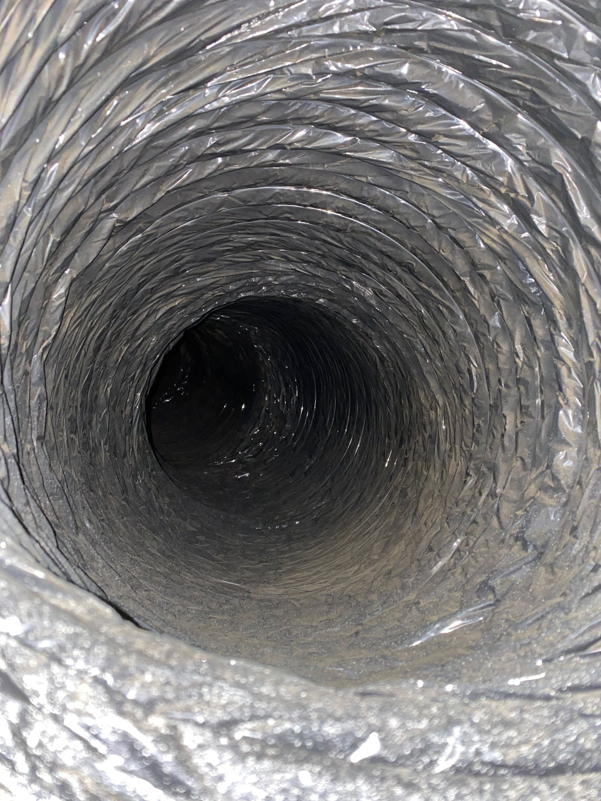 A close up of a duct with a hole in the middle.