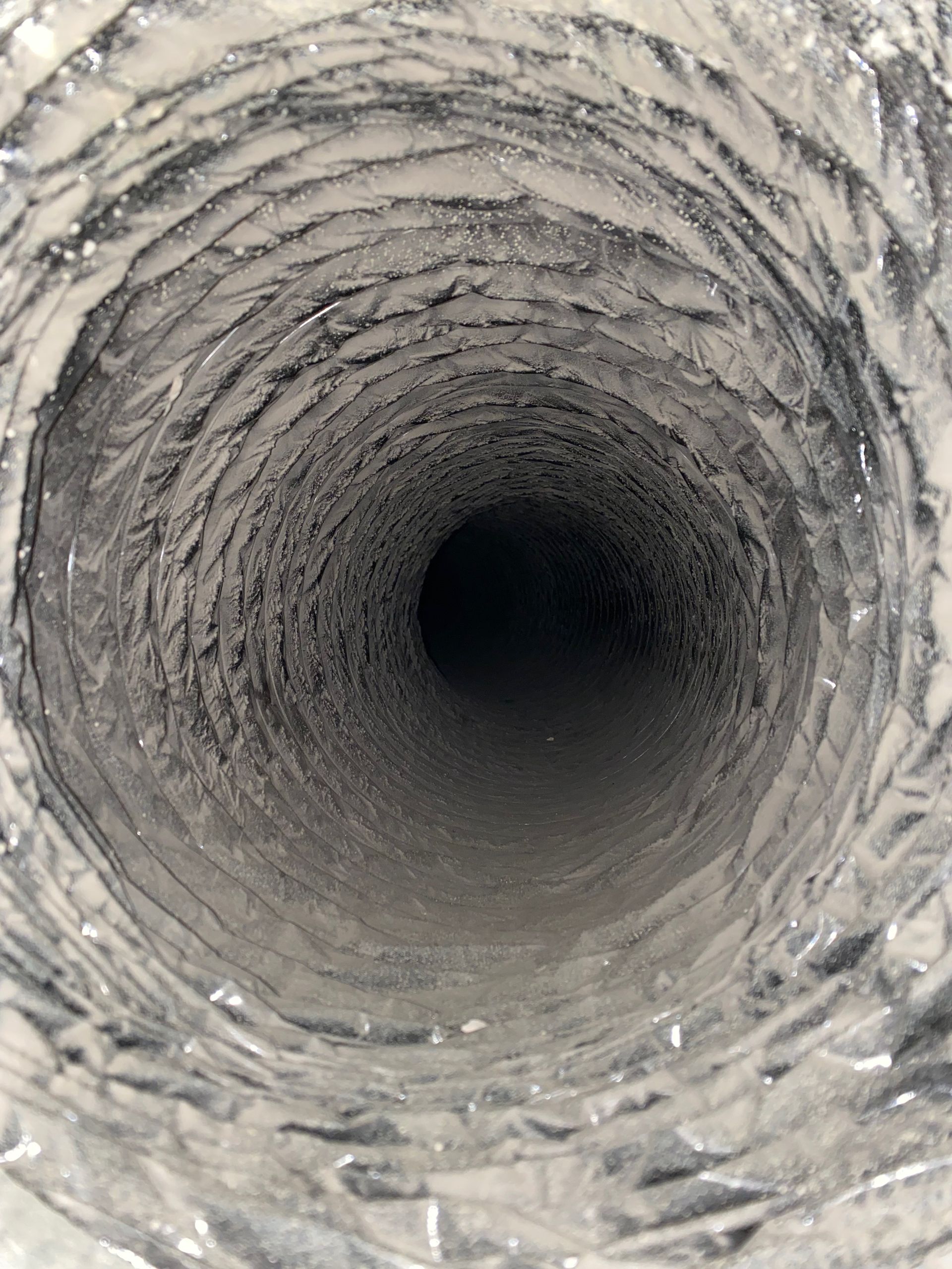 A close up of a duct with a hole in the middle.