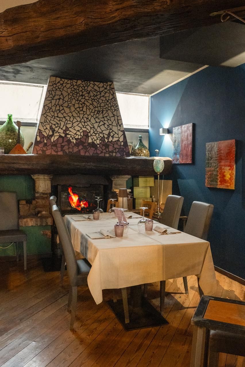 foto della sala interna con tavoli del ristorante pizzeria a Legnano, Rabaja - La Bottiglieria