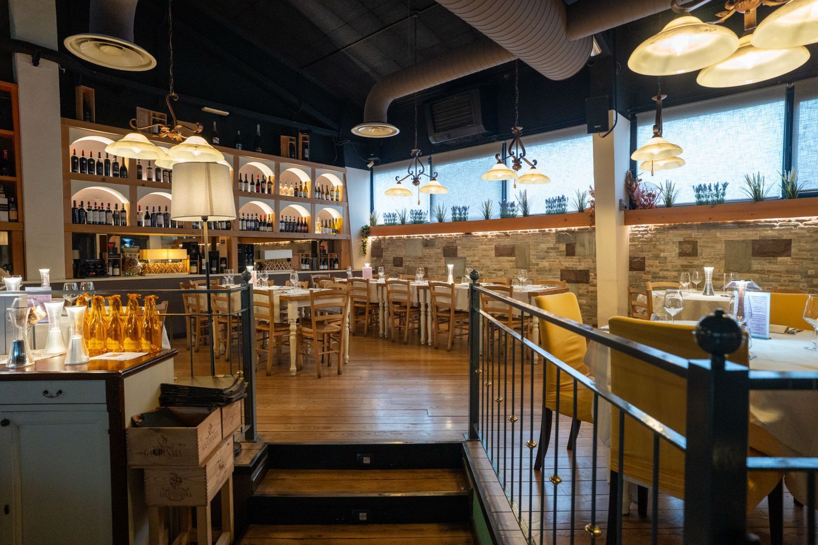 foto della sala interna con tavoli del ristorante pizzeria a Legnano, Rabaja - La Bottiglieria