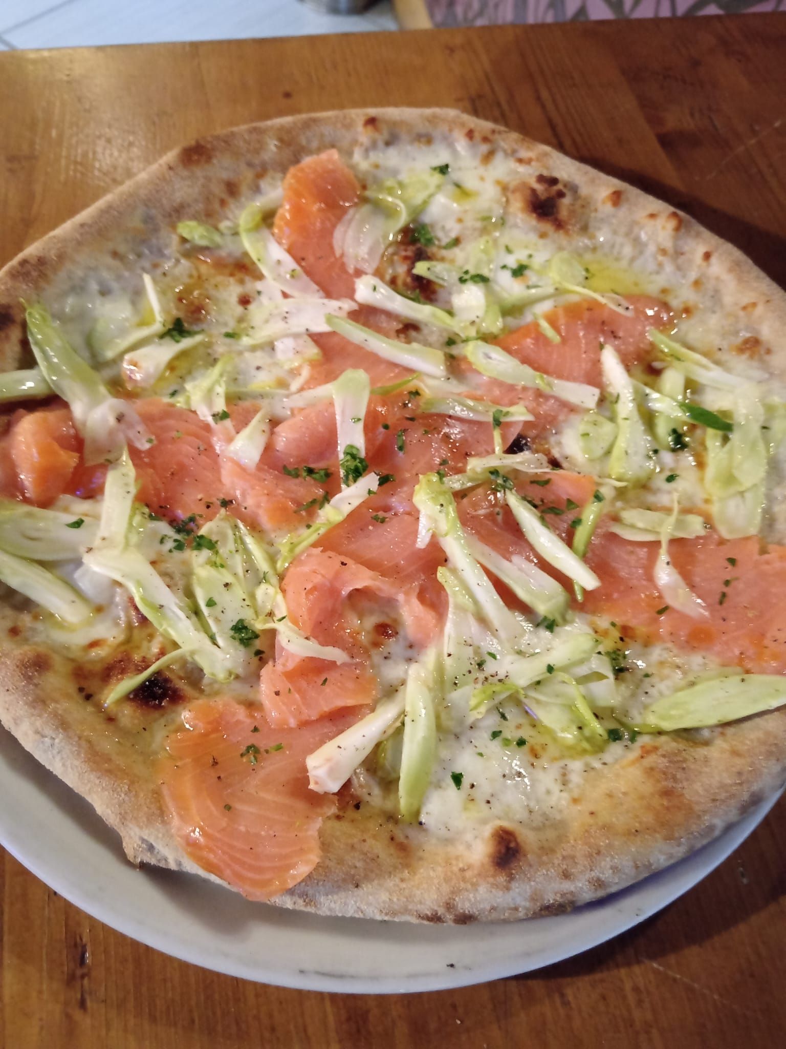 pizza con salmone e finocchi della pizzeria La Bottiglieria di Legnano