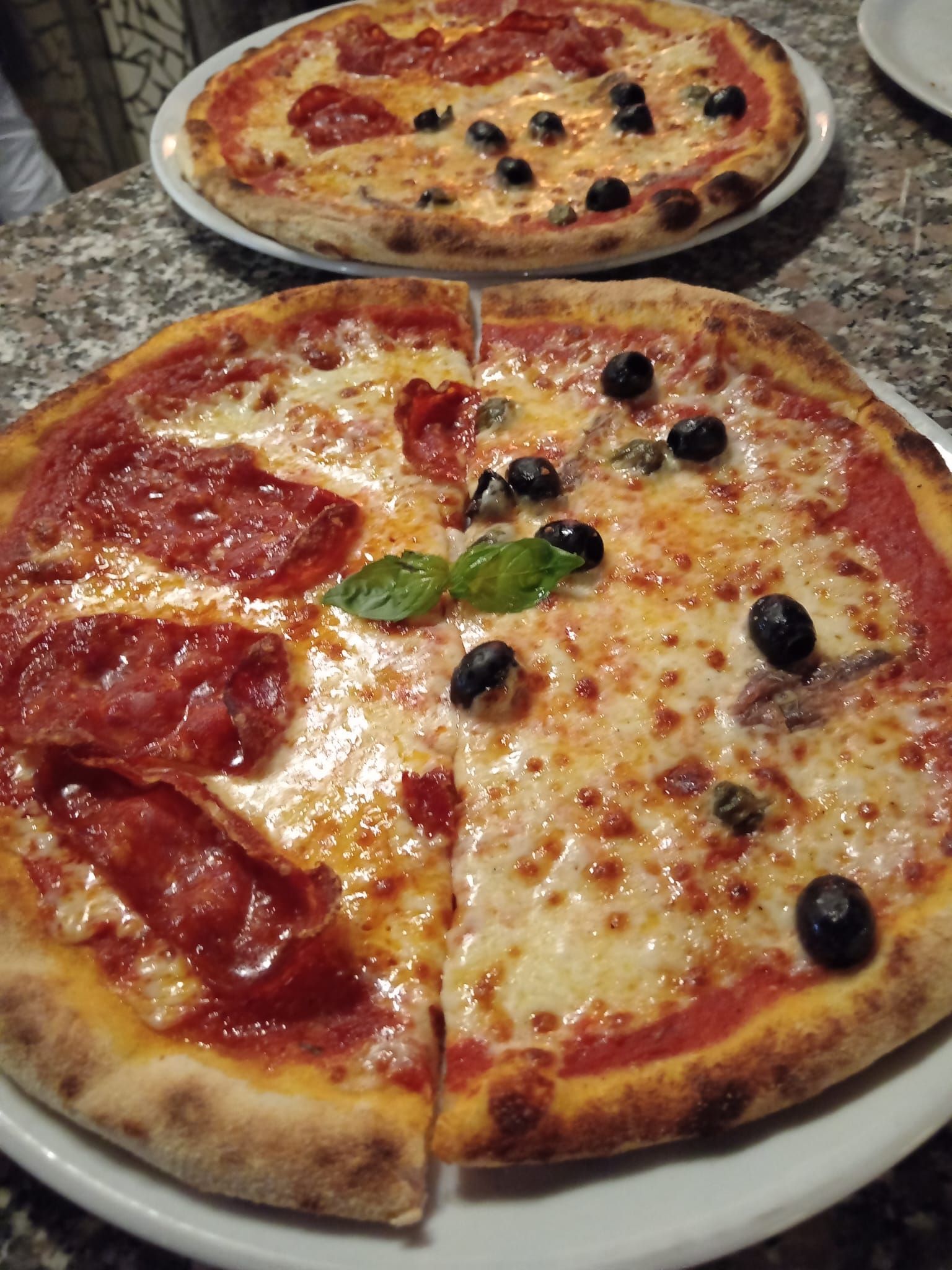 pizza con salame, olive e acciughe della pizzeria La Bottiglieria di Legnano