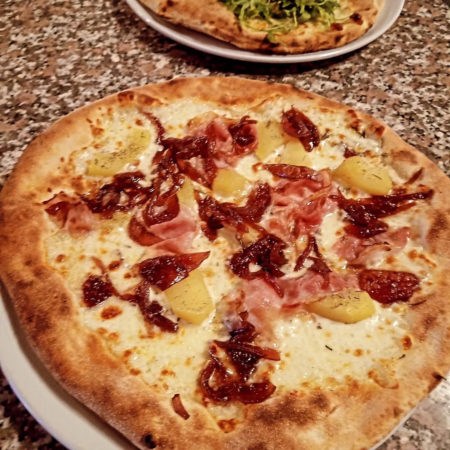 pizza con prosciutto, patate e pomodorini secchi della pizzeria La Bottiglieria di Legnano