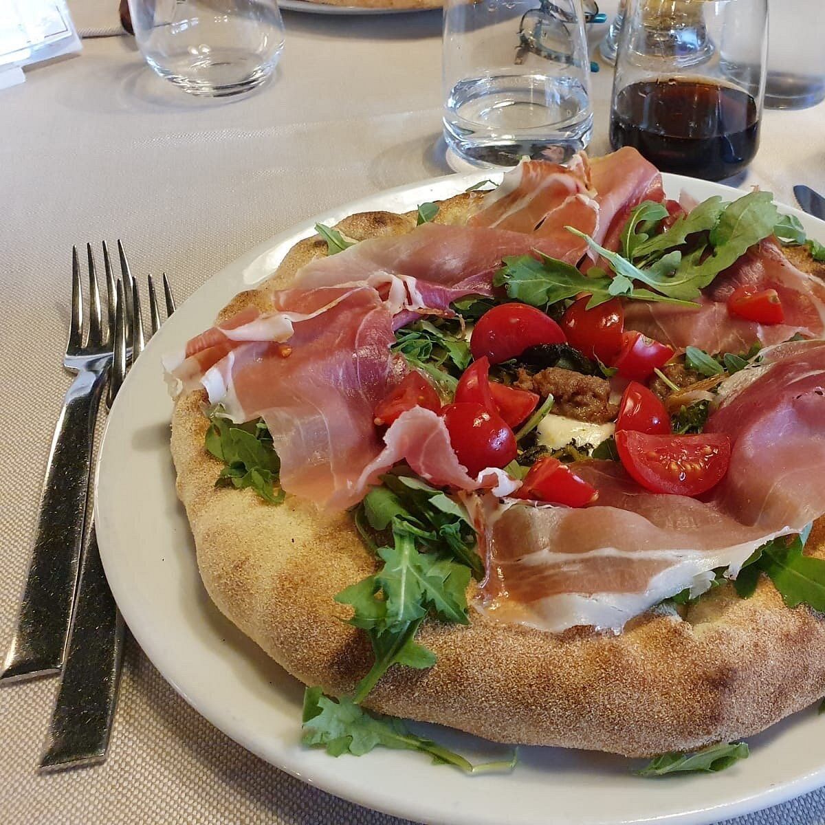 pizza con crudo, rucola e pomodorini della pizzeria La Bottiglieria di Legnano