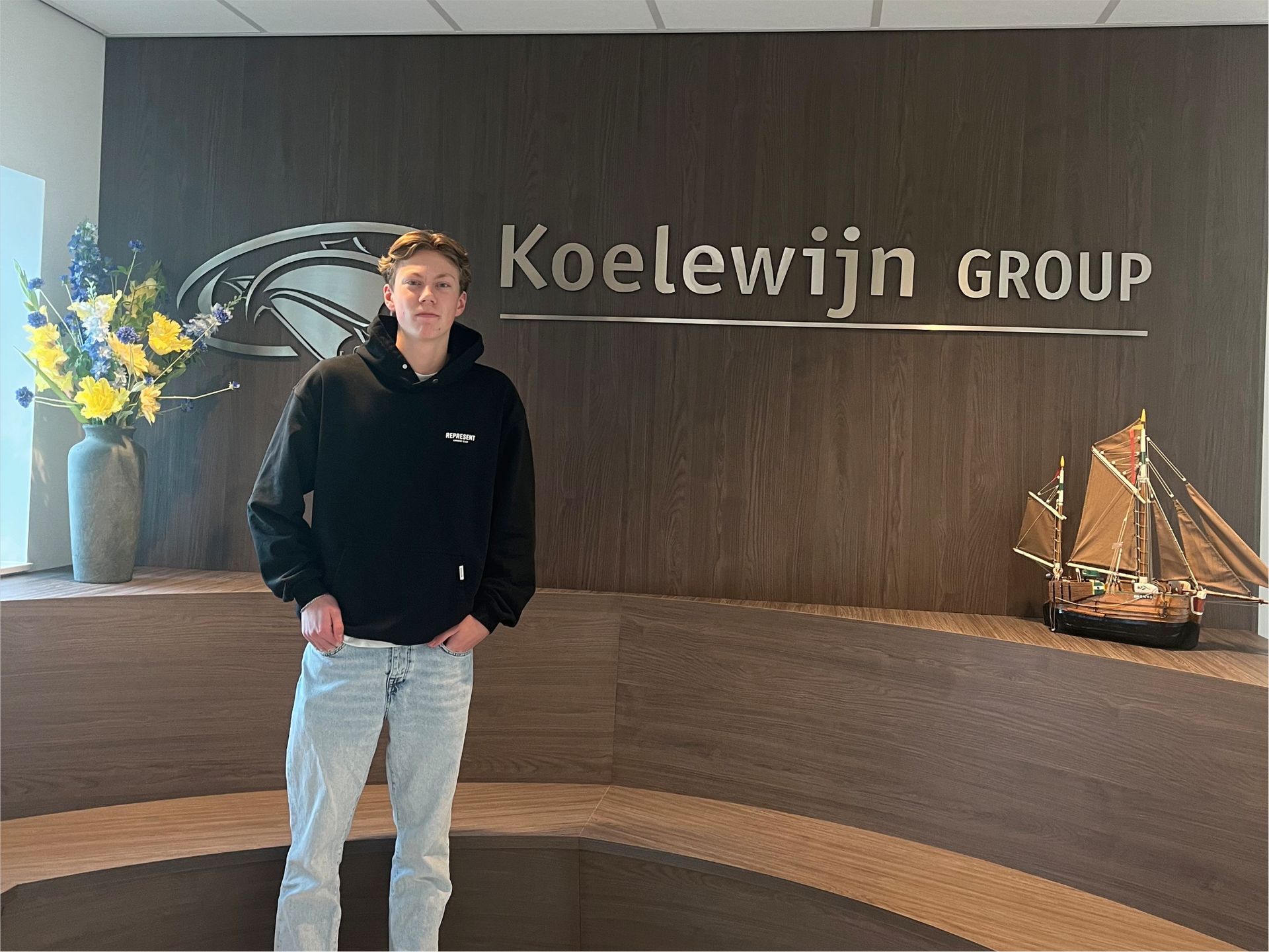 Hollandse Nieuwe wordt verpakt op lijn in retail verpakking met ui