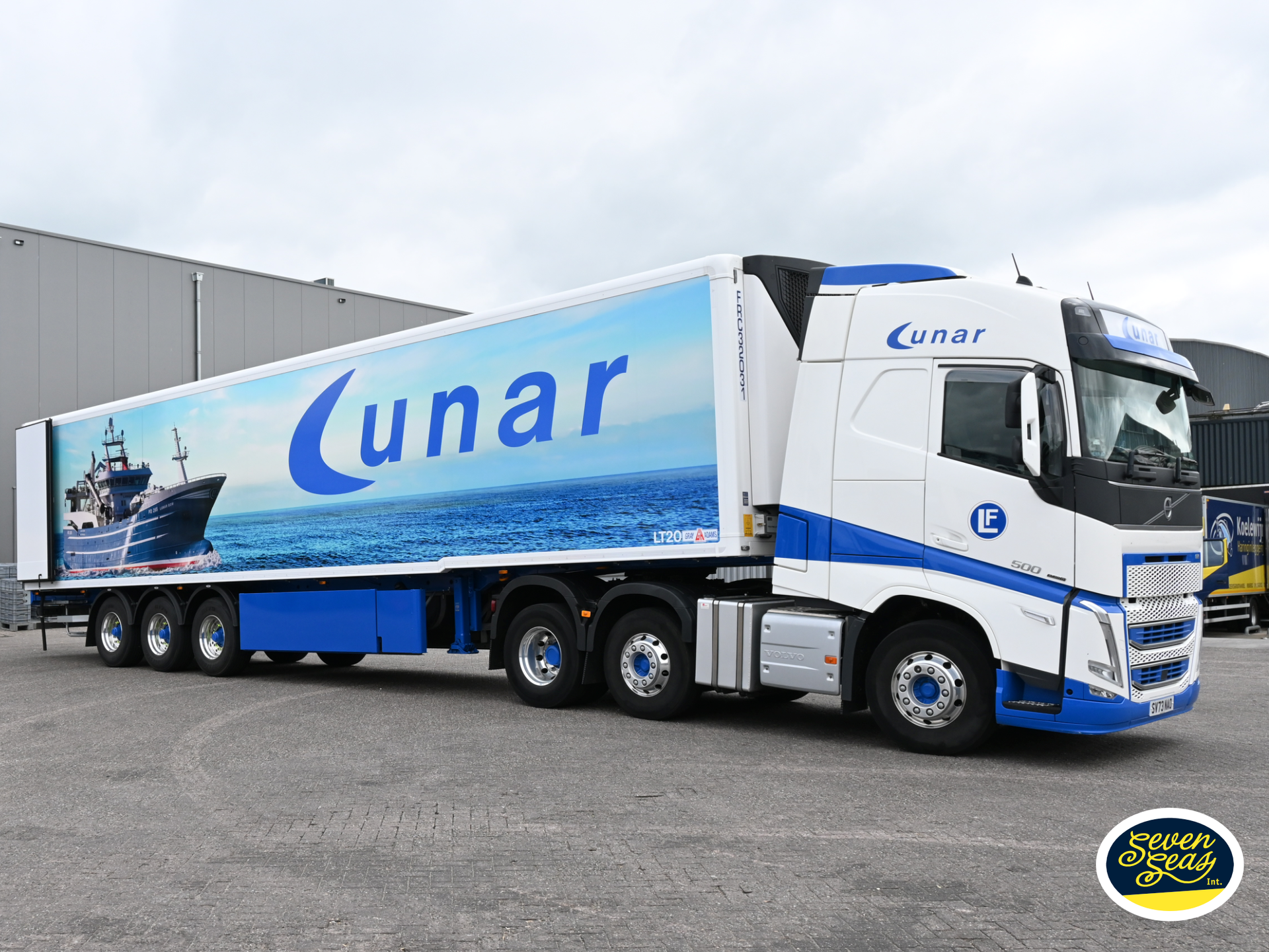 Vrachtwagen brengt Hollandse Nieuwe uit opslag Schotland Vrachtwagen Lunar inkoop, productie en opslag Hollandse Nieuwe in Schotland