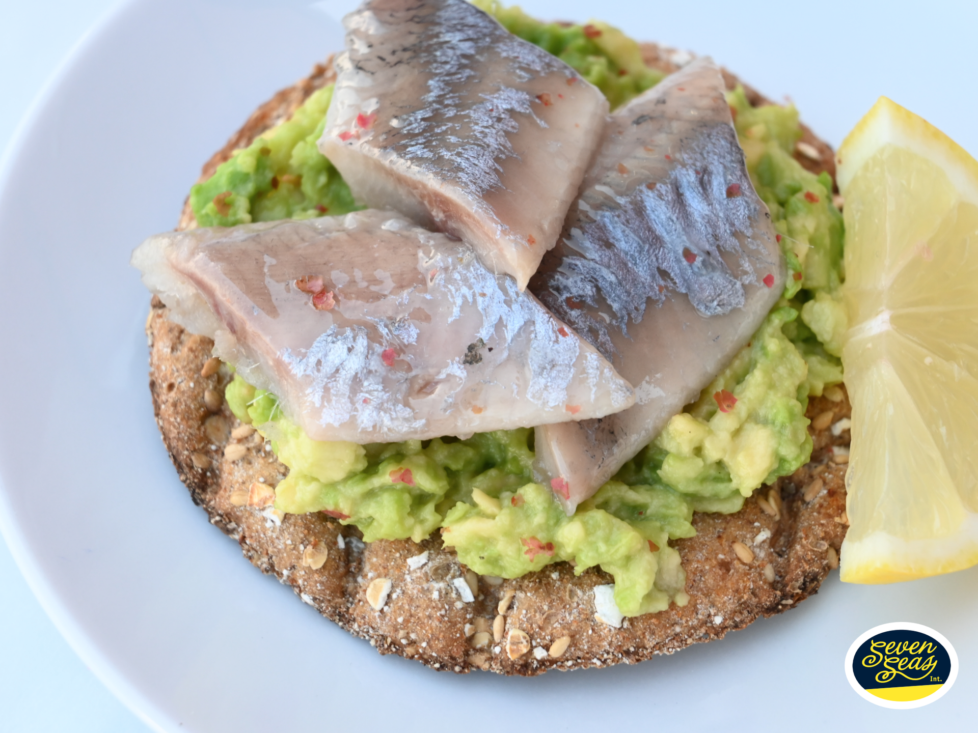 recept Hollandse Nieuwe Hollandse Nieuwe met avocado op een meergranen cracker, met peper en citroen, recept