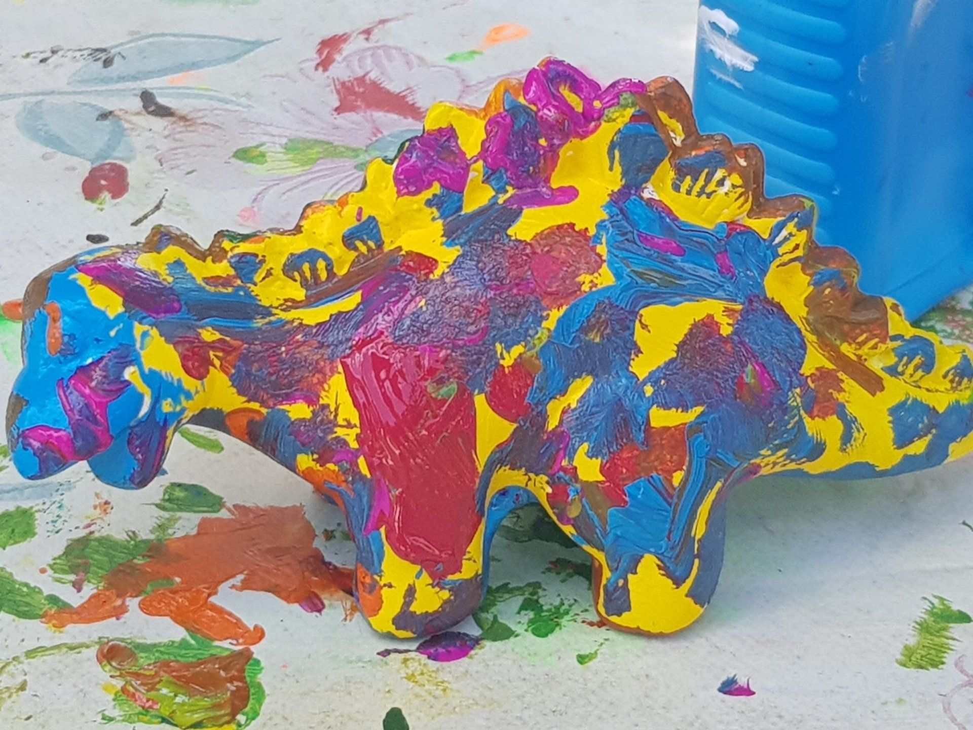 dinosaure en poterie aux couleurs vives