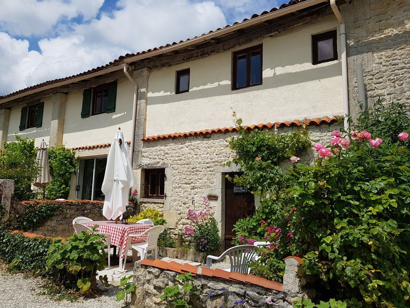 Papillon stone holiday cottage with garden table and chairs on the terrace