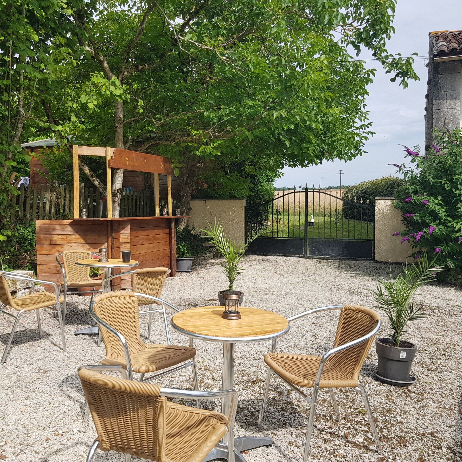 café style tables and chairs