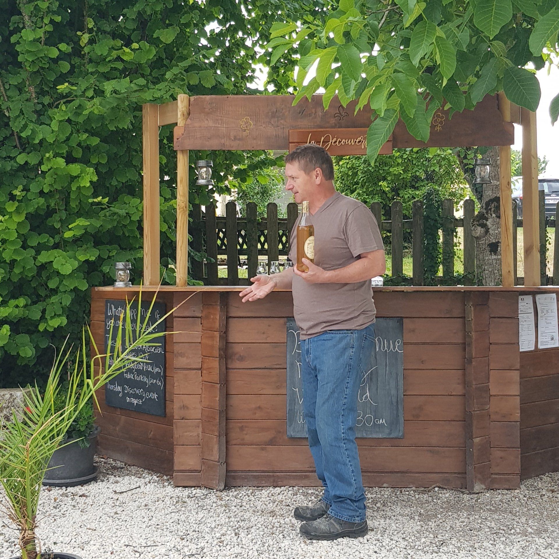homme tenant une bouteille de Pineau des Charentes
