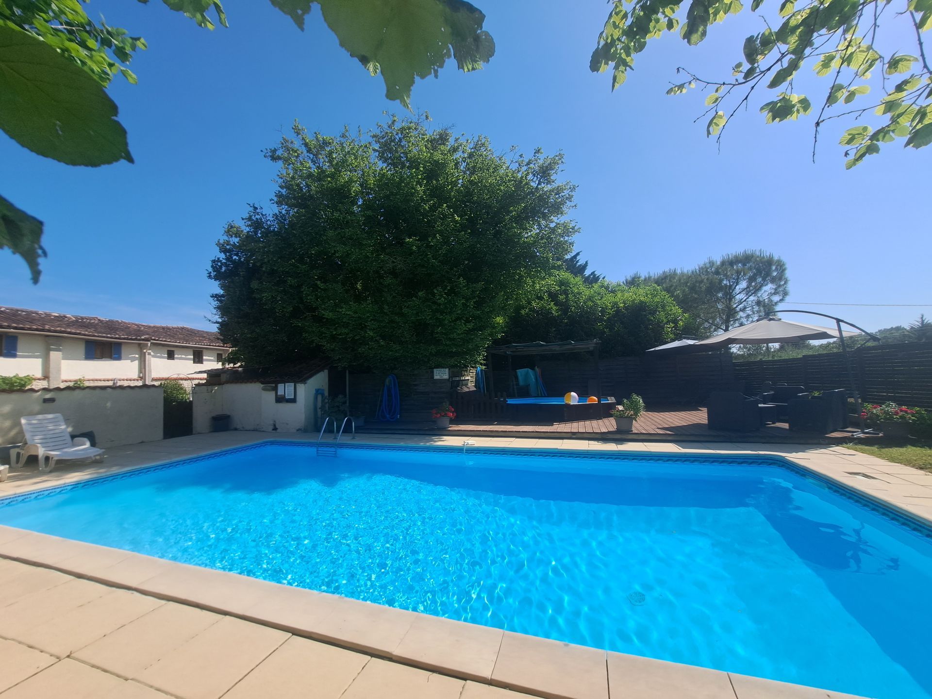 piscine rectangulaire bleue