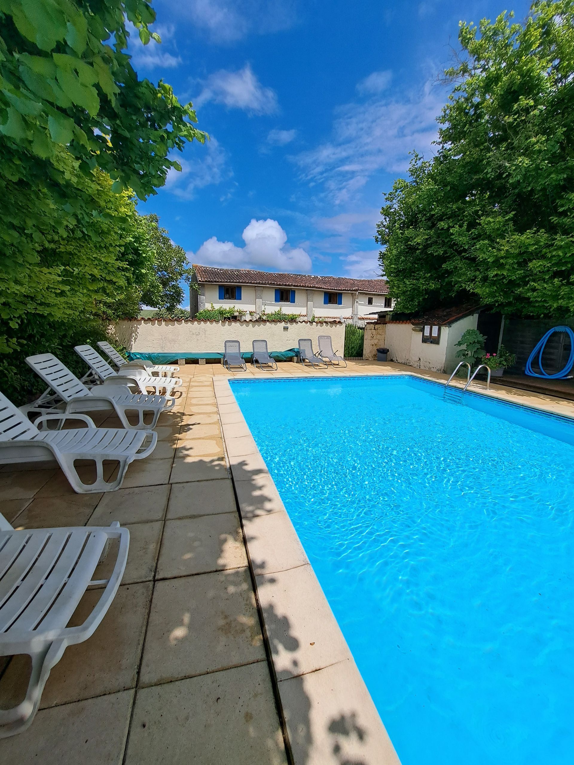 piscine rectangulaire creusée entourée d'une terrasse en pierre