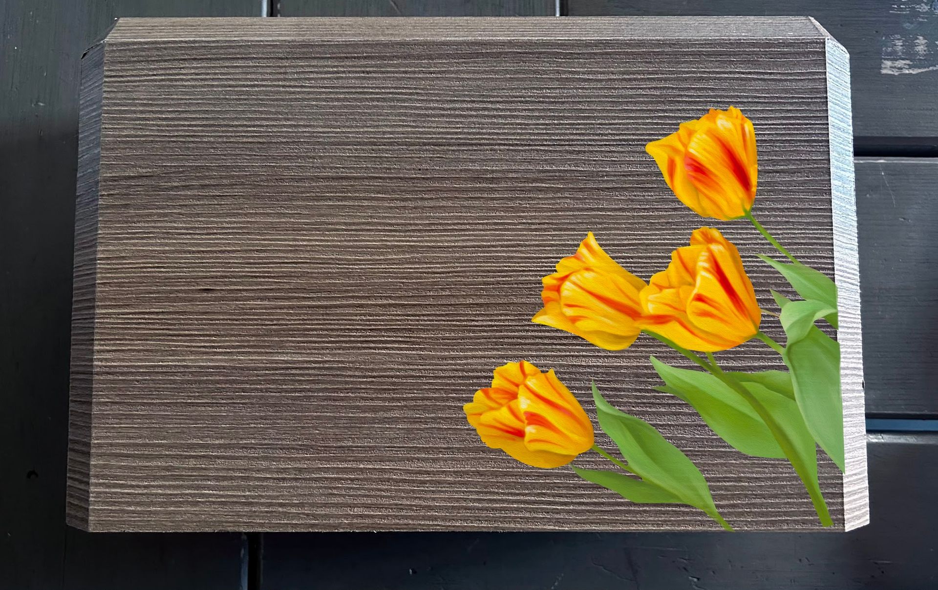 Quaderno marrone con texture e fiori di tulipano giallo-arancio nell’angolo in basso a destra